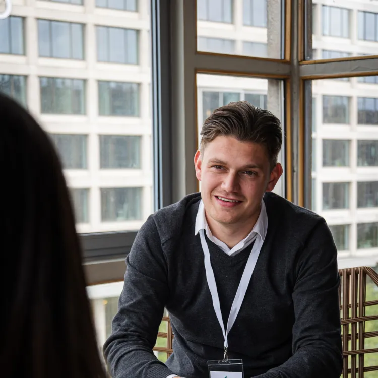 Consultant Jurre is aan het netwerken