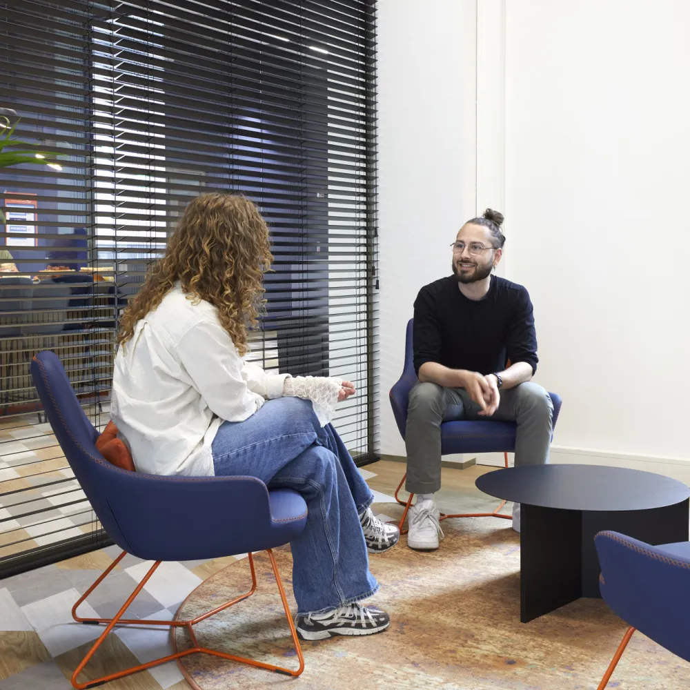 Consultants aan het praten op kantoor