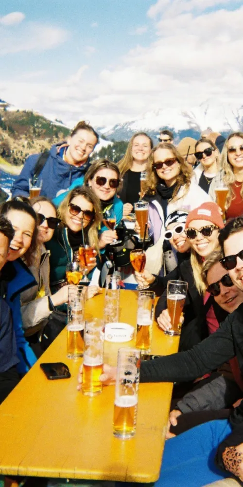 Groepsfoto op de piste wintersport analoog