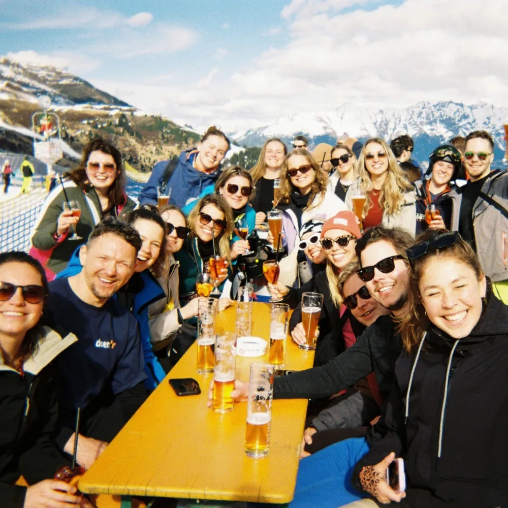 Groepsfoto op de piste wintersport analoog